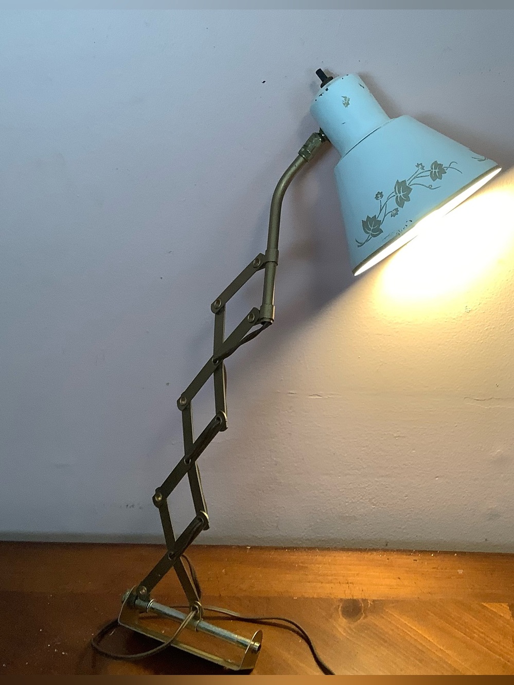 Vintage MCM Scissor Arm Wall Lamp Enamel Ivy Decal Shade Extendable - Works!